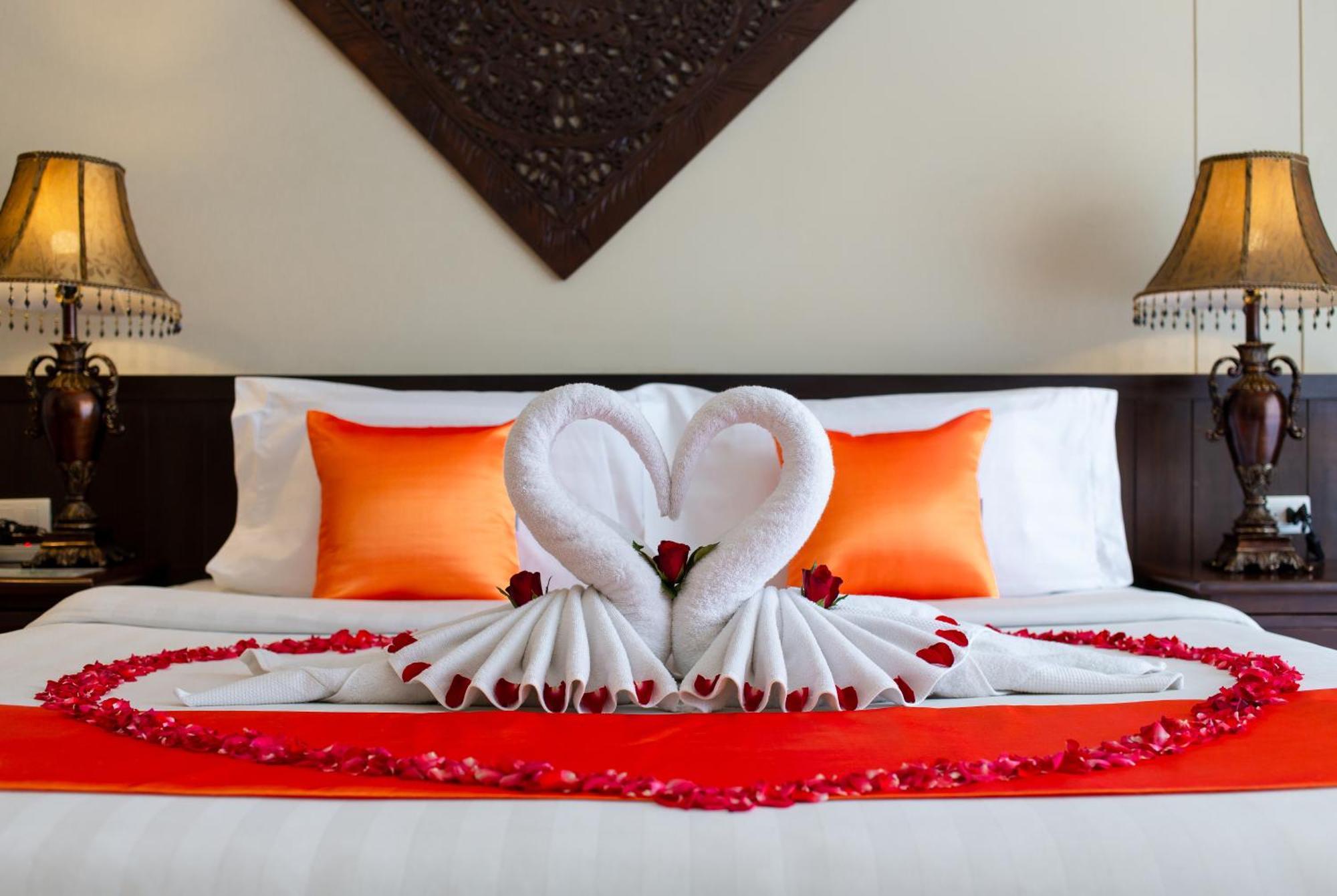 Blue Bay Resort - Access To Pool And Beach-Phuket & Krabi Ko Yao Yai Exterior photo A bed decorated for a honeymoon